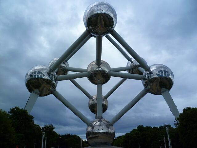 Brüssel: Das Atomium. Es ist ein auf einer Ecke stehendes Modell der aus neun Atomen bestehenden innenzentrierten Elementarzelle der Kristalle. In dieser regelmäßigen Würfelform kristallisiert u. a. Eisen.