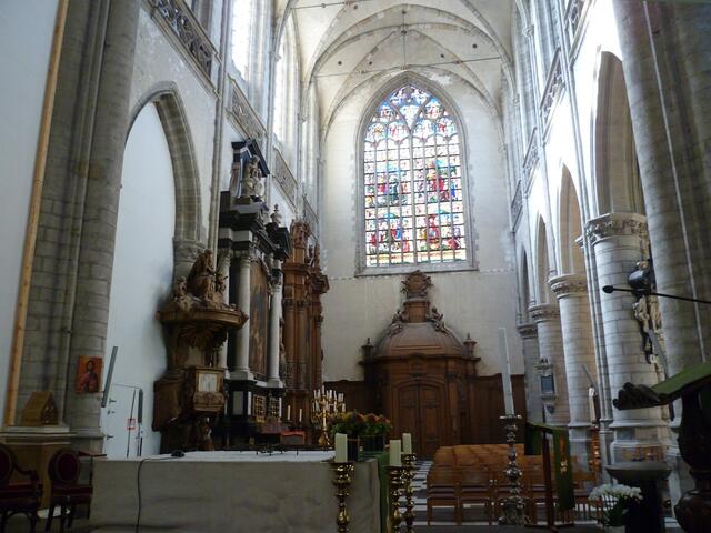 Aalst: Martinuskirche. Die Bauzeit von 1480 bis 1664 wirkt recht lang, ist aber darauf zurückzuführen, dass zwischendurch die Pest ausbrach (1485), es 1570 religiöse Unruhen   und den niederländischen Aufstand gab.
