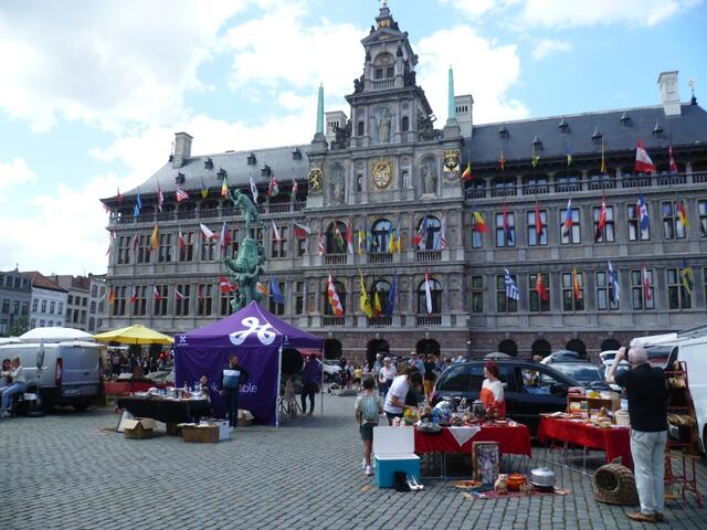Antwerpen: Rathaus mit Brabobrunnen.
