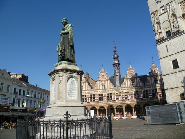 Aalst: Belfried (rechts). Als Belfried wird ein hoher, schlanker Glockenturm bezeichnet, der besonders für flämische Städte typisch ist. Er ist kein Kirchengebäude.
