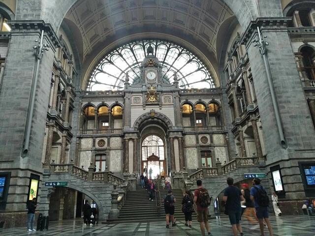 Bahnhof Antwerpen-Centraal. Die heutige Anlage stammt aus den Jahr 1899.
