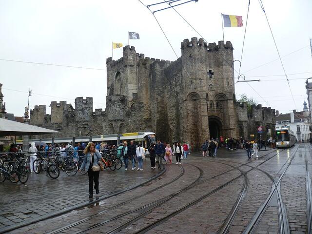 Gent: Burg Gravenstein. Mittelalter und Straßenbahn. Ein ungewöhnlicher Kontrast.
