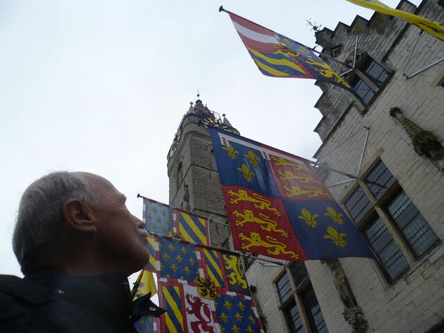Dendermonde: Der Hänigser Besucher ist erstaunt über die Freude der Flamen an bunten Fahnen.
