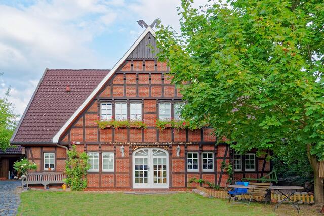 Das Haus der Familie Christine und Volker Ahrens bei verdecktem Sonnenlicht.