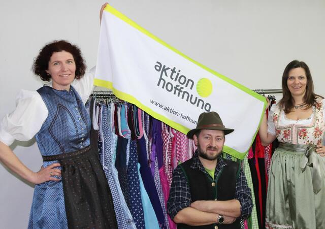 Elke Jaschek, Matthias Moll und Margot Megele (von links nach rechts) präsentieren eine Auswahl an Trachtenkleidung, die beim Markt in St. Ottilien angeboten werden.  | Foto: (Foto: Karin Stippler, aktion hoffnung)