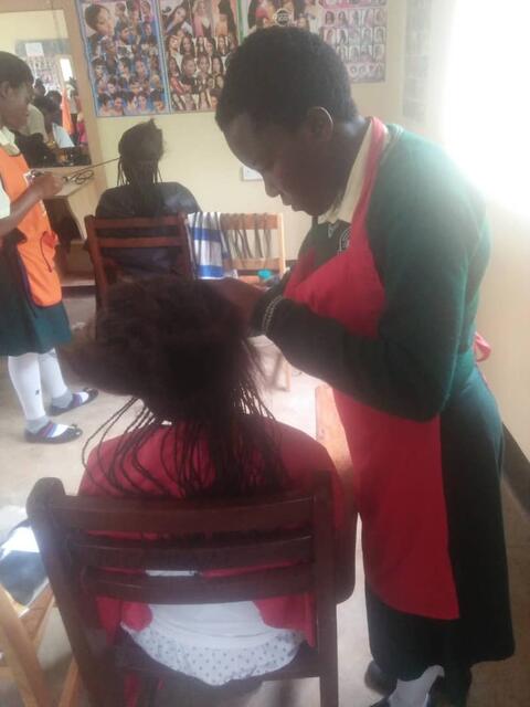 Friseurunterricht an der Schule | Foto: Joseph Sserunjogi