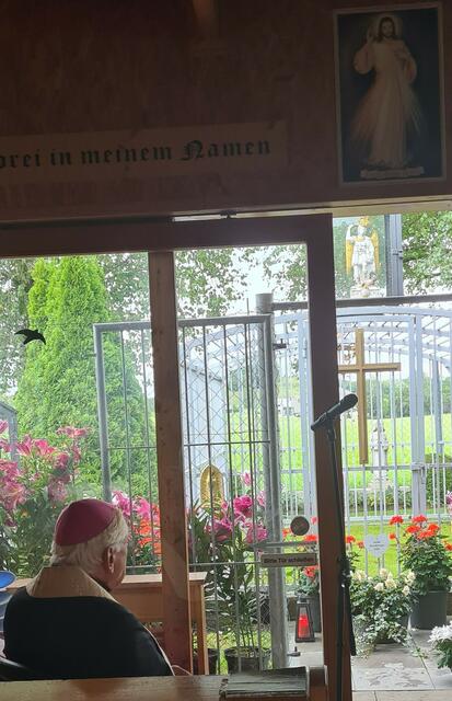 Bischof emer. Dr. Walter Mixa beim Gebet des Lichtreichen Rosenkranzes