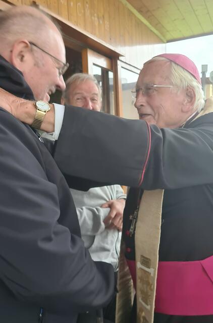 Wiedersehensfreude zwischen Bischof emer. Dr. Walter Mixa und Pfarrer Hanspeter Milz 