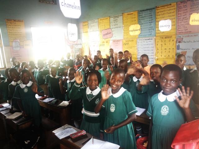 Die Kinder der 3. Klasse grüßen und bedanken sich für die Hilfe | Foto: Joseph Sserunjogi