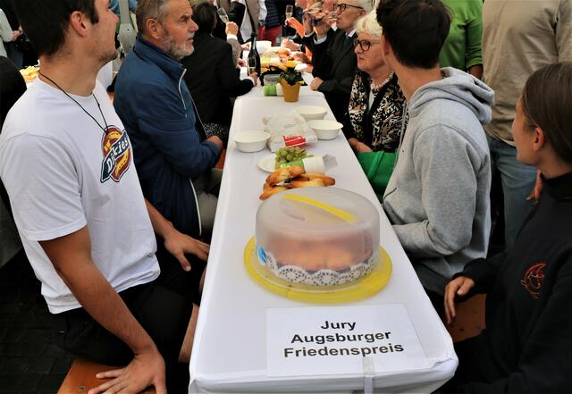 Augsburger Friedensfest 2023 ging an die Journalistin  Katrin Eigendorf. | Foto: Marianne Stenglein
