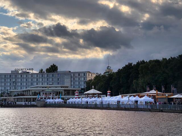 Kein besonders tolles Sommerwetter: Das Maschseefest 2023 war bislang teilweise sehr verregnet. Immer wieder ziehen dunkle Wolken auf.