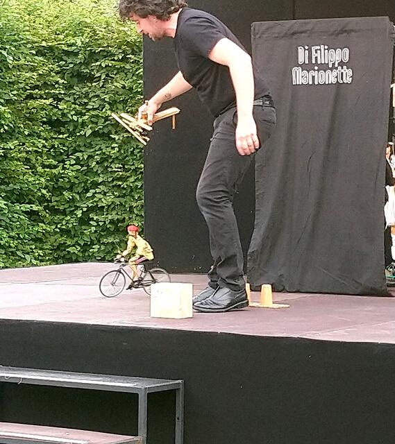 Diese Marionette kann sogar Radfahren. | Foto: Shima Mahi