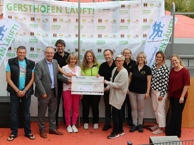 Die Initiatorinnen und Initiatoren des Spendenlaufs „Gersthofen läuft!“ (Kolpingsfamilie Gersthofen, Gersthofer Party-Freunde, NaturFreunde Gersthofen, Deutscher Alpenverein Sektion Gersthofen sowie Stadt Gersthofen) übergeben die erlaufenen Spenden in Höhe von 15.599.66 Euro symbolisch mit einem Scheck an die Familienstation. | Foto: Stadt Gersthofen (Kai Schwarz)