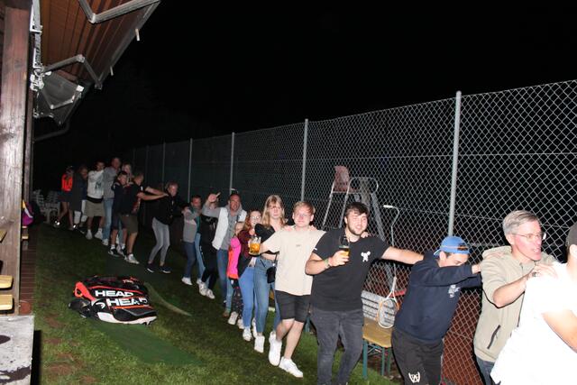 Polonaise mit Djn Anni über den Tennisplatz