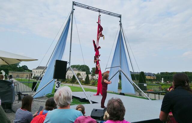 Großartige Artisten vor der Kulisse des Herrenhäuser Schlosses und der Orangerie | Foto: Shima Mahi