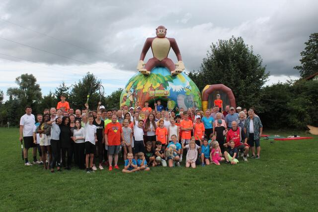 Hoch die Schläger auf ein gelungenes Familienturnier und Sommerfest