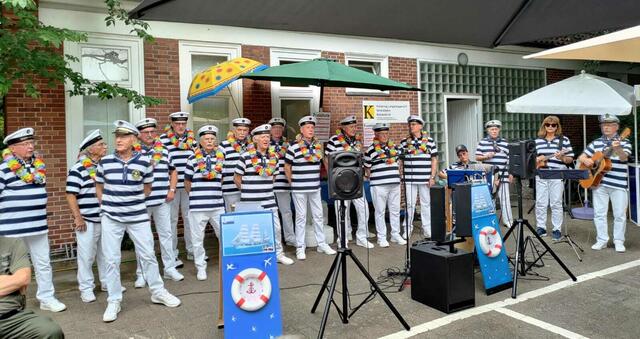 Die Shantysänger Langenhagen sorgen für maritimes Flair und gute Laune. | Foto: Shima Mahi