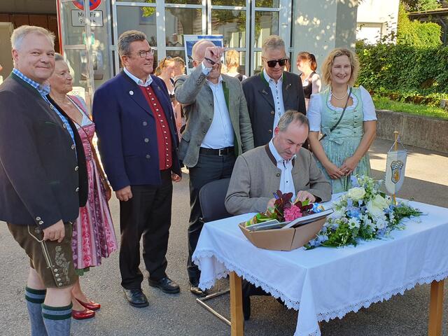 Ehrengast Hubert Aiwanger, stellvertretender Ministerpräsident und Staatsminister für Wirtschaft, Landesentwicklung und Energie, trug sich im Beisein von Bürgermeister Anton Brugger und MdL Fabian Mehring in das goldene Buch der Marktgemeinde Thierhaupten ein.