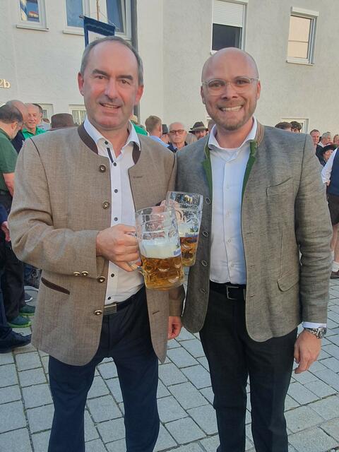 Prost! Staatsminister Hubert Aiwanger und MdL Fabian Mehring stoßen gemeinsam an.