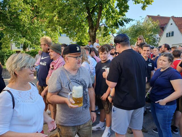 Das erste Bier wurde ausgeschenkt