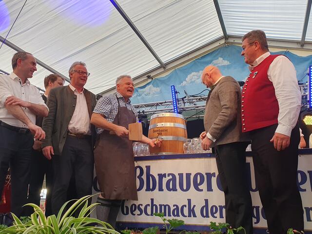 Gekonnt absolvierte Bürgermeister Anton Brugger den Fassanstich und damit war die Festwoche auch offiziell eröffnet.
