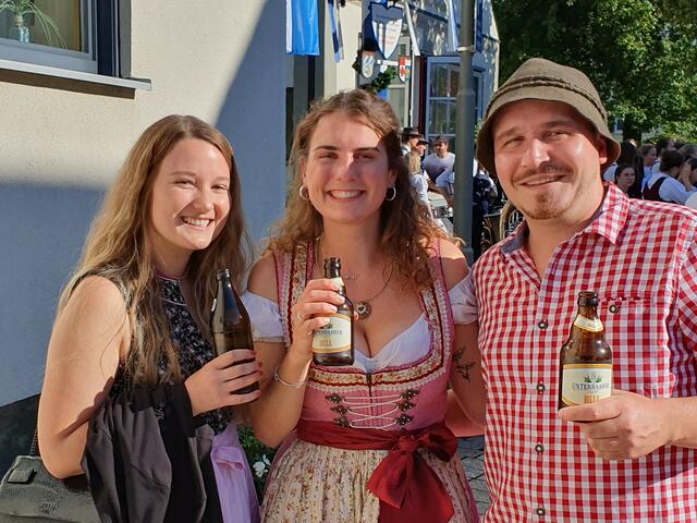 Gutes Bier, gutes Wetter und gute Stimmung zog diese drei Besucher zur Thierhauptner Festwoche.