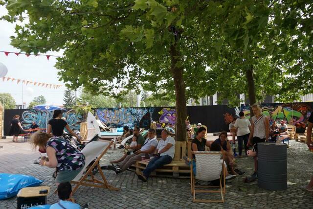 die Chill Area auf dem Vorplatz der Eisarena