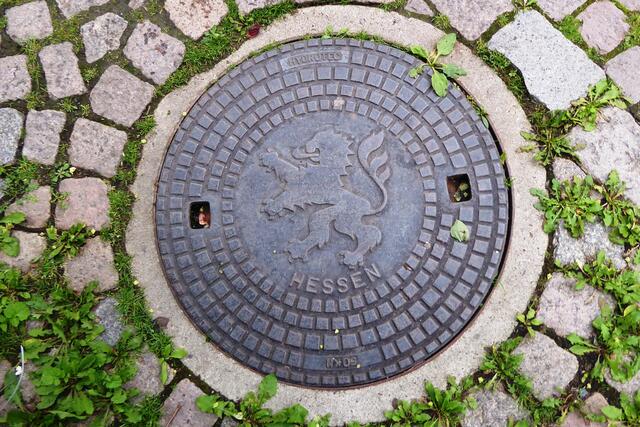 Ein Kanaldeckel "Hessen" in Marburg mit dem hessischen Löwen. 