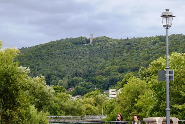 Blick zum Turm auf Spiegelslust über drei Lahnbrücken.