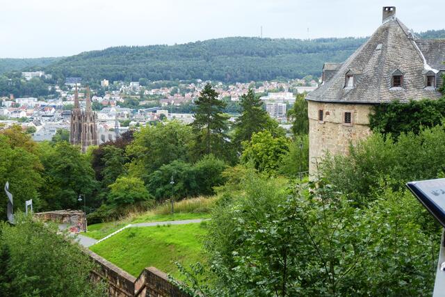 Blick vom Marburger Landgrafenschloss zur Elisabethkirche. Rechts der Hexenturm.