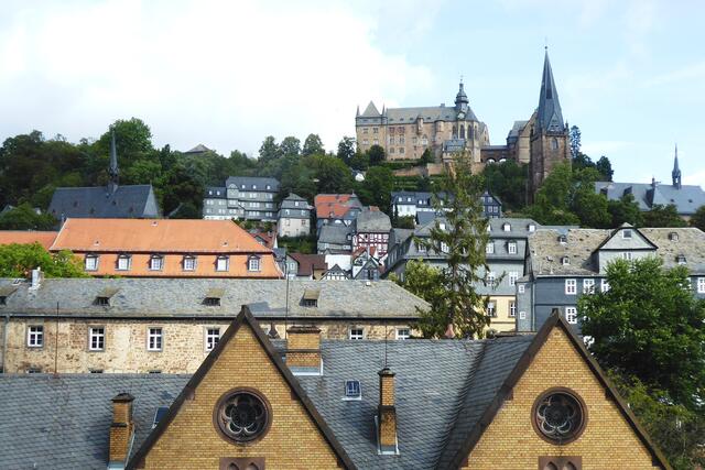 Blick aus der Universitätsstraße zum Marburger Landgrafenschloss.