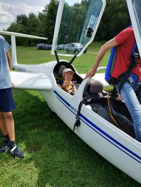 Der Pilot steigt ein.
