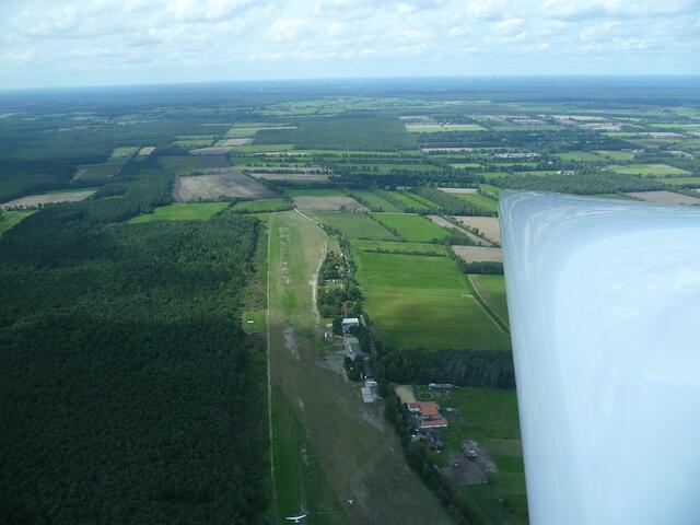  „Flughafen“ Burgdorf-Ehlershausen, in der Nähe von Hannover-Langenhagen.
