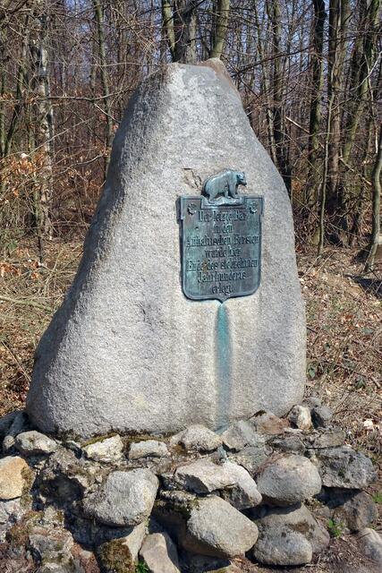das Bärendenkmal am Bärweg ist etwa 1,5 km vom Bremer Teich in Richtung der Teufelsmühlen entfernt(Archivbild)