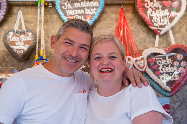 73. Friedberg Volksfest 2023 - Erlingers Bonbonniere mi9t Sandra Erlinger und Ben Javernic | Foto: FSeventfoto