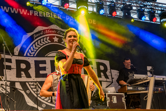 73. Friedberg Volksfest - Musik  mit der Partyband Freibier und Sängerin Christina Denk | Foto: FSeventfoto