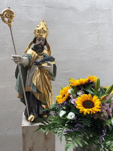 Foto: Der hl. Ulrich in der Ellgauer Kirche mit herrlichem Blumenschmuck.