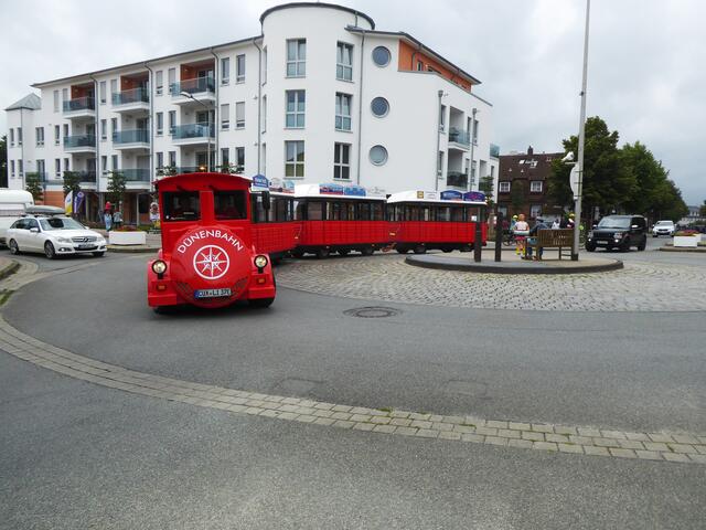 Die Dünenbahn durchfährt den Duhner Kreisel.