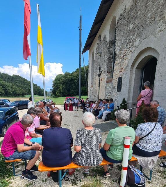 für die Besucher vor der Kirche singen …