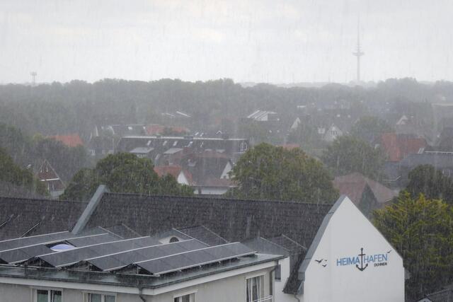 Ende Juli 2023 gab es im Cuxhavener Stadtteil Duhnen immer wieder heftige Regengüsse. Rechts steht der Friedrich-Clemens-Gerke-Turm, ein Stahlbetonturm der Deutschen Telekom AG für Richtfunk und UKW-Rundfunk, der 230 Meter hoch ist.