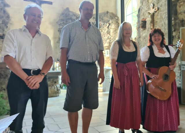Uwe Schmid, Reinhold Schwarz, Ida Rau, Erna Dirschinger beim Schlussapplaus