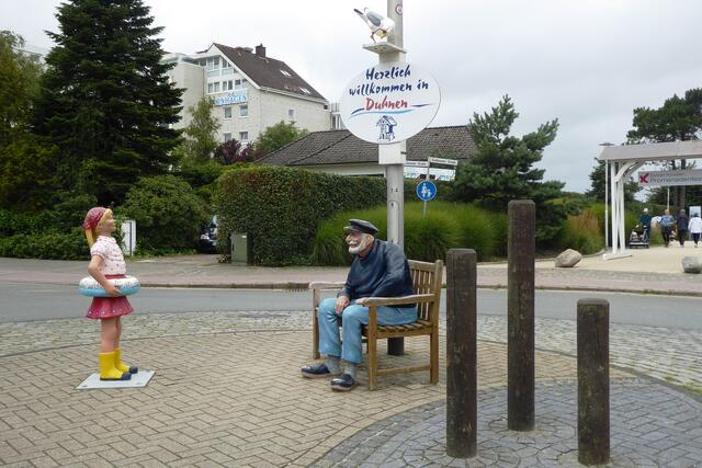 Verkehrskreisel in Duhnen: Seit dem 01.08.2003 sind `Kreisel-Käthe´ mit dem Schwimmring, `Kuddel´ auf der Bank und die Möwe `Jonathan´ am Lichtmast am Duhner Kreisel zuhause. 