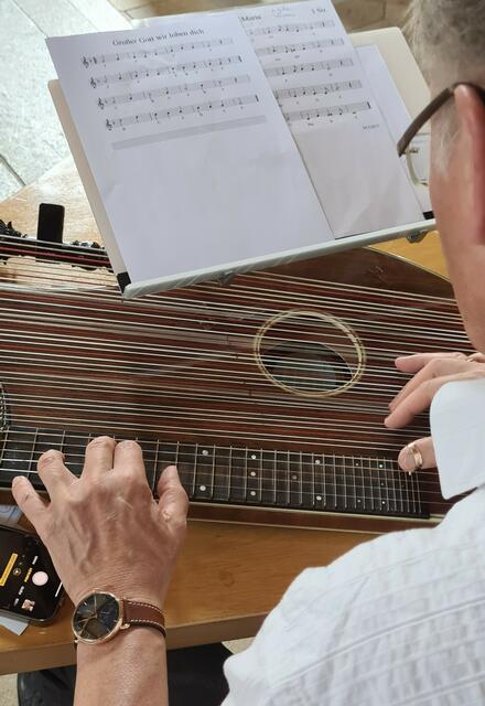 Uwe Schmid und seine singende Zither