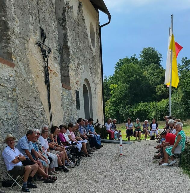 … die teils nur mehr vor der Kirche lauschen konnten