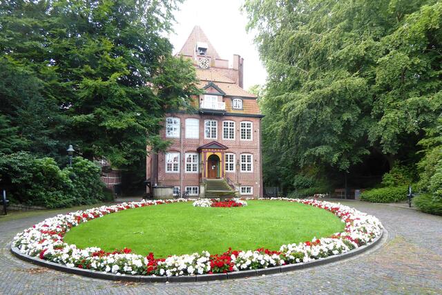 Das Schloss Ritzebüttel war lange Zeit der Sitz der Hamburger Amtmänner, denen Verwaltung und Gerichtsbarkeit übertragen war.