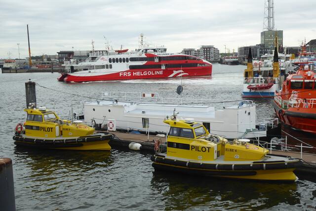 "Halunder Jet" der FRS Helgoline im Hafen von Cuxhaven bei der Abfahrt nach Helgoland .