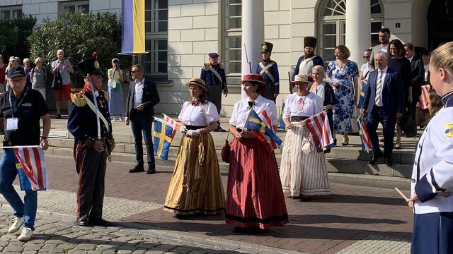 Die politische Prominenz kommt aus dem Rathaus auf den Marktplatz. Foto: Helmut Kuzina