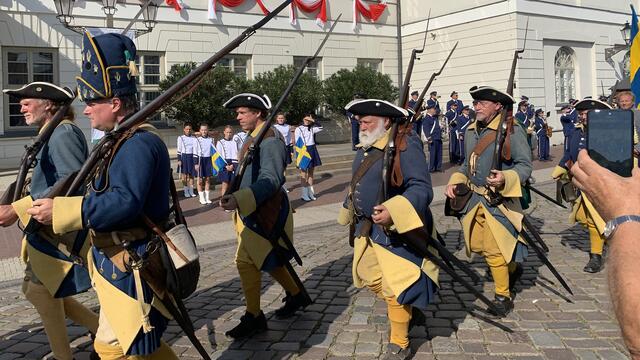 Mitglieder militärhistorischer Vereine aus Schweden marschieren vor das Rathaus. Foto: Helmut Kuzina
