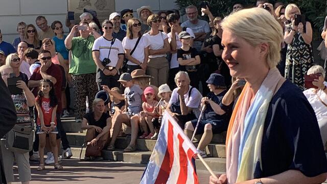 Die Ministerpräsidentin von Mecklenburg-Vorpommern, Manuela Schwesig (SPD), vor dem Rathaus in Wismar. Foto: Helmut Kuzina