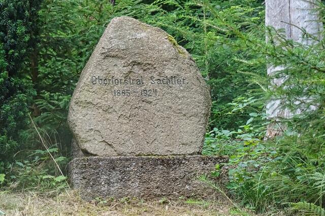 das Grab des Ballenstedter Oberforstrates Sachtler befindet sich unmittelbar an den Forstmeisters Tannen (Arboretum) 